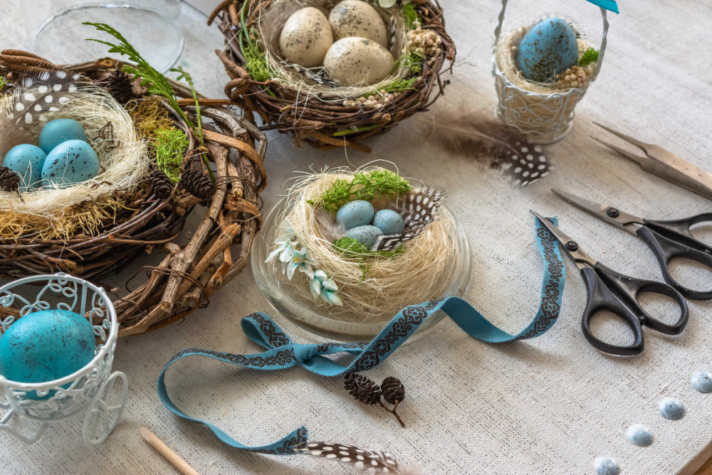 Vajíčka, věnce, ubrusy a prostírání na stůl. Co by nemělo chybět ve vaší velikonoční výzdobě?
