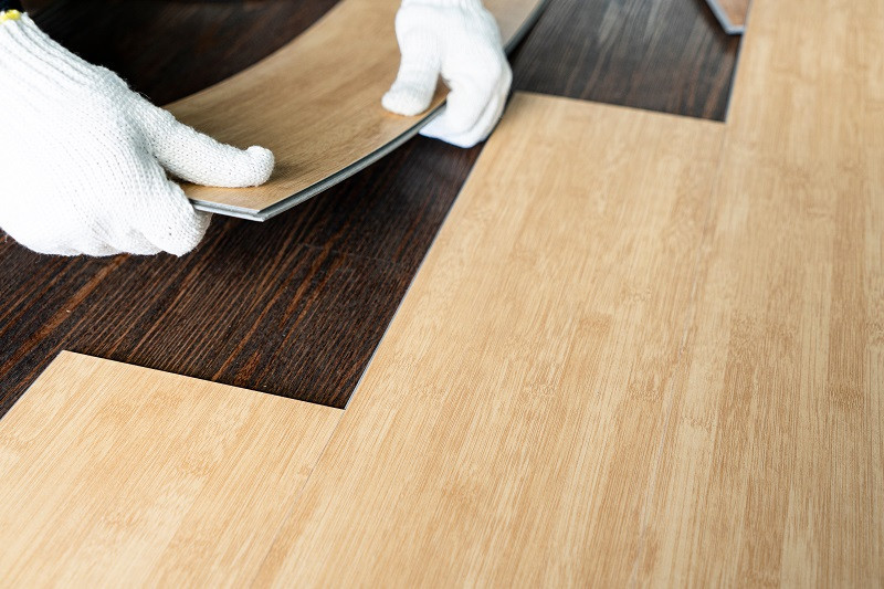 Chystáte se pokládat vinylovou podlahu svépomocí? Přečtěte si rady  tipy, jak realizovat pokládku vinylové podlahy správně a bez zbytečných chyb.
