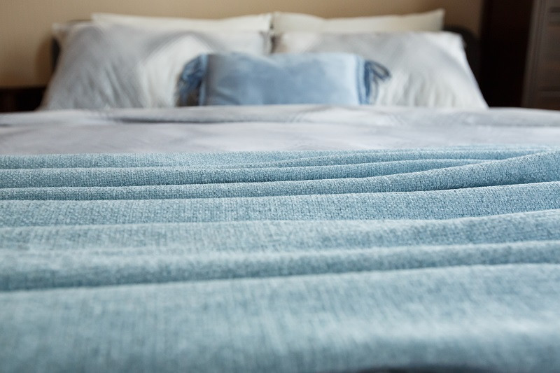 Jak vyprat přehoz na postel? Podobně jako záclony – pozor ale na barvy