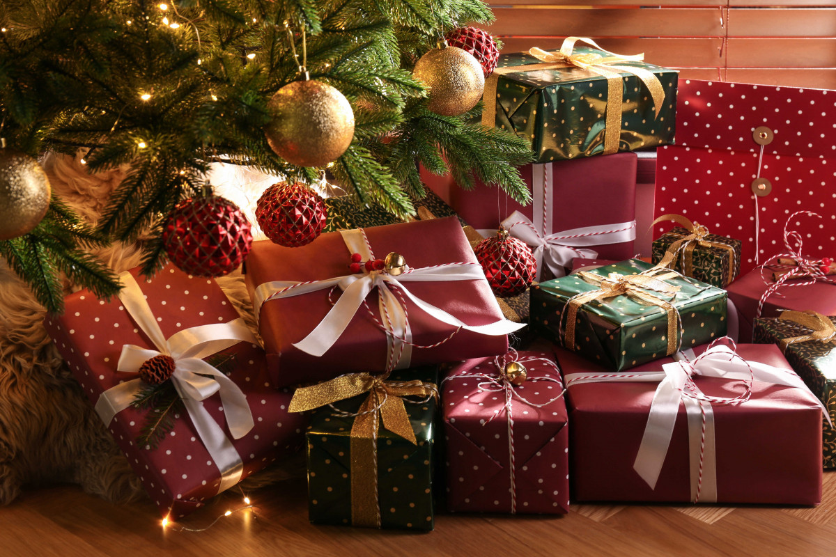 Vánoční dárky pod stromečkem